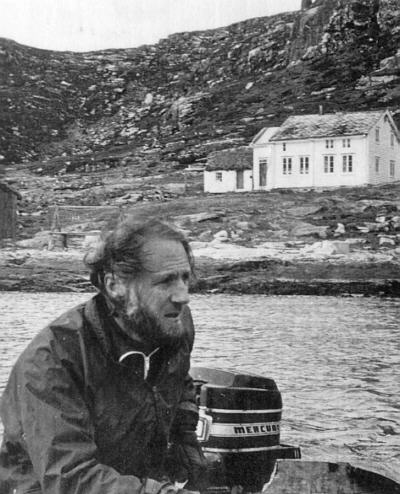 Kjell FjÃ¶rtoft im Boot vor seinem Haus auf Hekkingen (um 1980)
