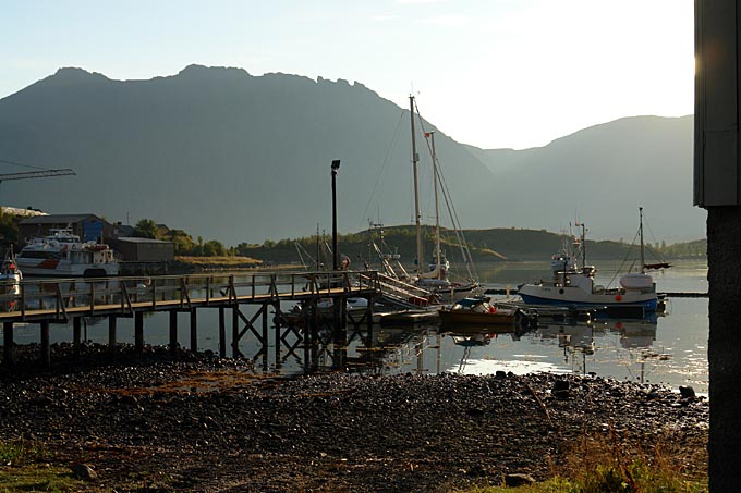 26. August 2006   18:38   Bergsfjord Meuer Steg mit Booten  