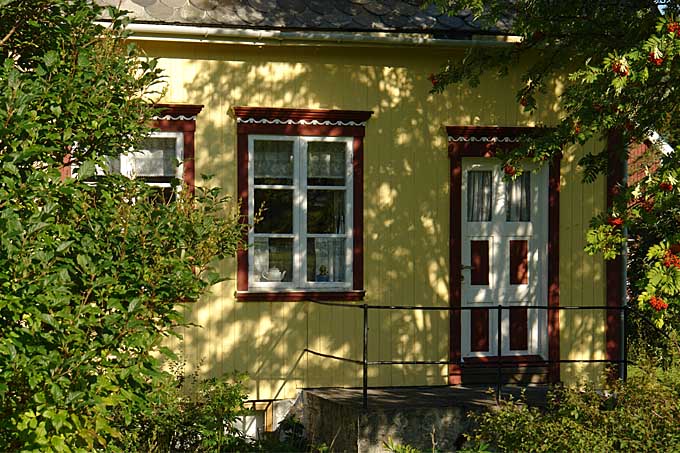15. Sept. 2006   11:27  Leines Bauernhaus gelb