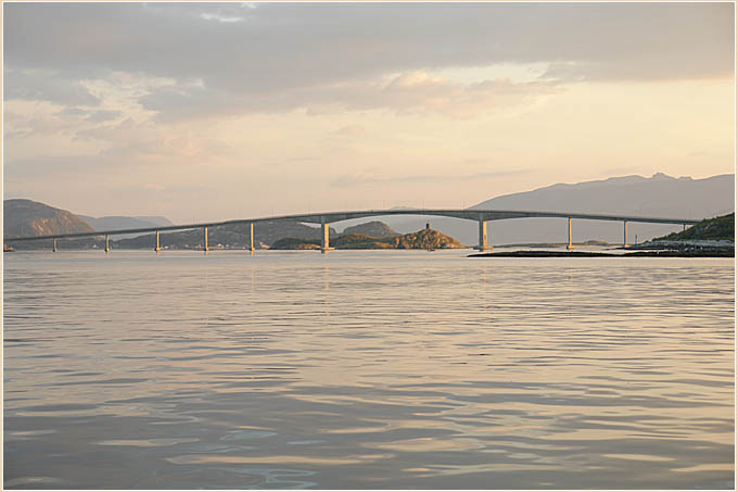 29. Aug. 2006   19:56   Sommaröy 20 m Brücke