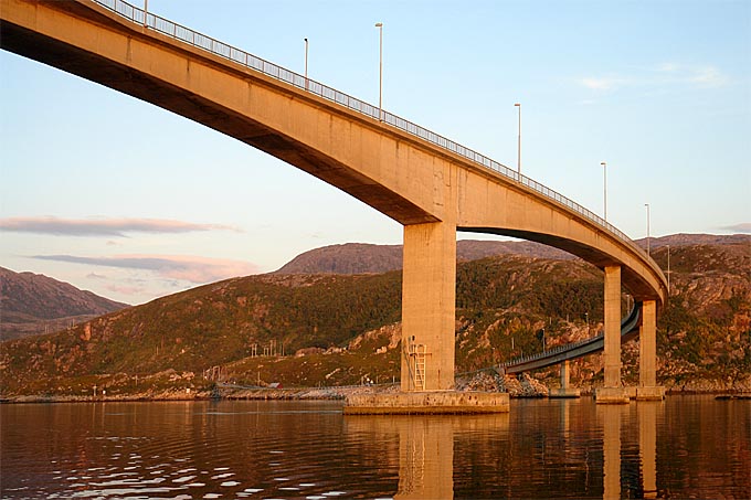 29. Aug. 2006   2ß:11   Sommaröy unter 20 m Brücke