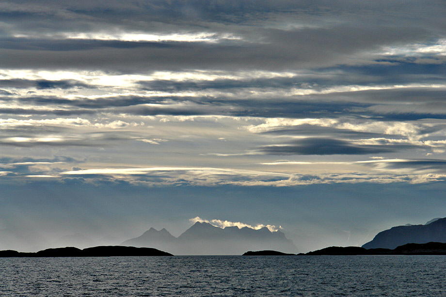 Vestfjord Helligvaer [67 26 / 13 59];  2006-07-09_05:40  (0390)